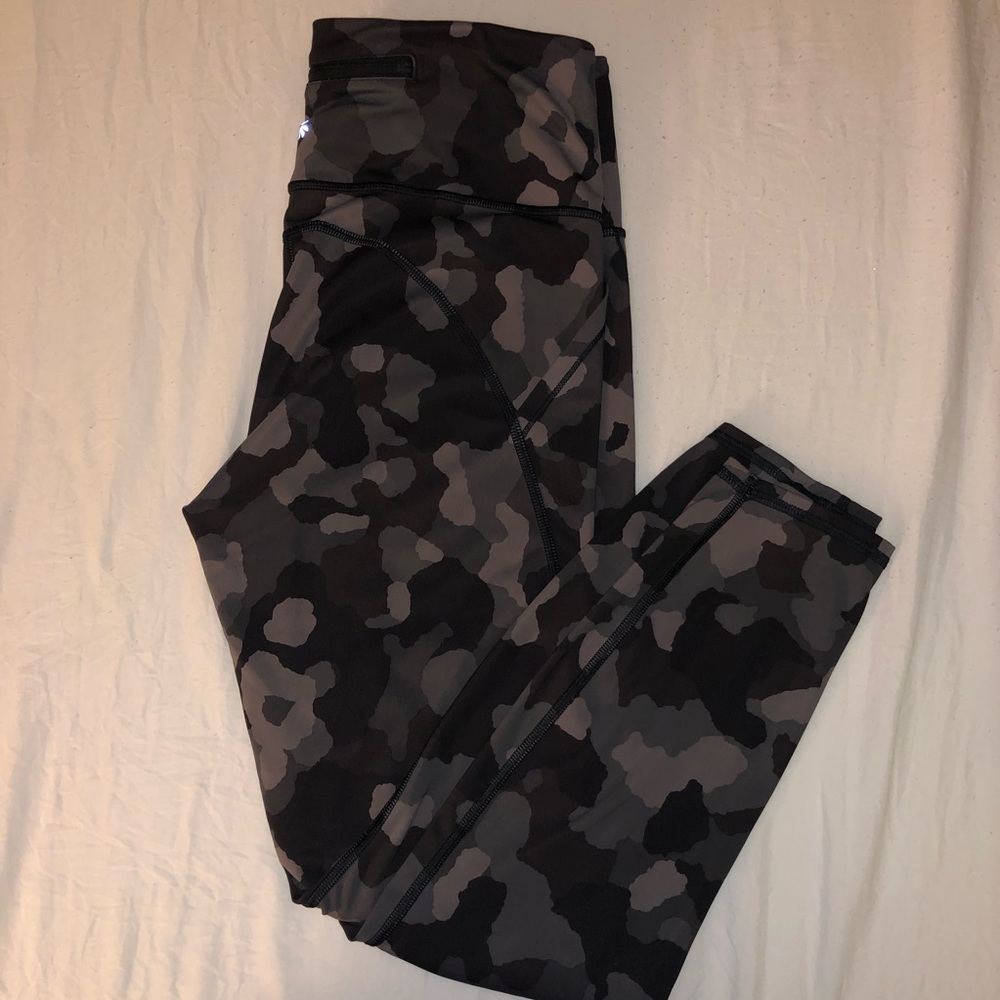 Camo athleta leggings with pockets on both sides